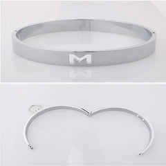 Collar para Sumisión BDSM de Metál con Cadena y Sujetador de Cuero