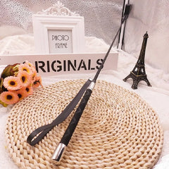 Látigo de Cuero BDSM Tipo Espada con Mango Metálico