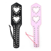 Paleta Nalgueadora BDSM de 32 cm de Cuero con Corazones y Remaches